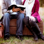 Photo Couple reading