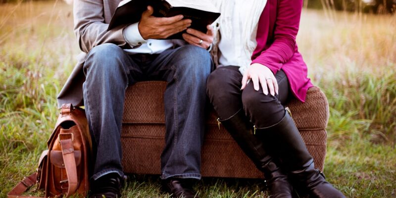 Photo Couple reading